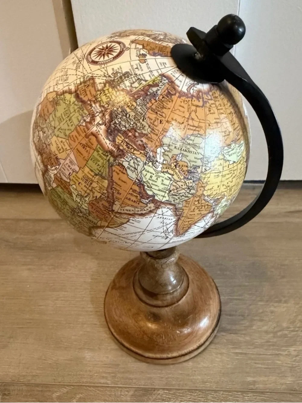 Source Unknown Vintage-Style Globe in Cream, Brown, Black